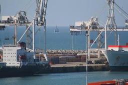 SAS Spioenkop F-147 - entering Port Elizabeth harbour