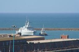 SAS Spioenkop F-147 - entering Port Elizabeth harbour