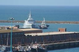 SAS Spioenkop F-147 - entering Port Elizabeth harbour