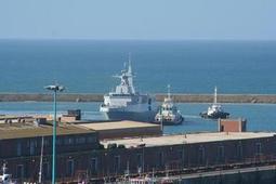 SAS Spioenkop F-147 - entering Port Elizabeth harbour