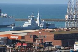 SAS Spioenkop F-147 - entering Port Elizabeth harbour