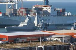 SAS Spioenkop F-147 - entering Port Elizabeth harbour