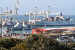 SAS Spioenkop F-147 - entering Port Elizabeth harbour