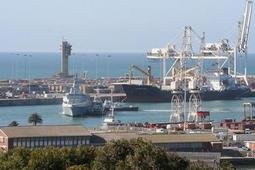 SAS Spioenkop F-147 - entering Port Elizabeth harbour