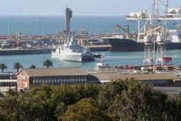 SAS Spioenkop F-147 - entering Port Elizabeth harbour