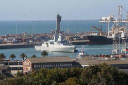 SAS Spioenkop F-147 - entering Port Elizabeth harbour