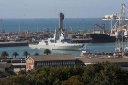 SAS Spioenkop F-147 - entering Port Elizabeth harbour