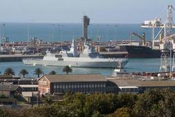 SAS Spioenkop F-147 - entering Port Elizabeth harbour