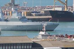 SAS Spioenkop F-147 - entering Port Elizabeth harbour