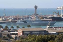 SAS Spioenkop F-147 - entering Port Elizabeth harbour