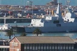 SAS Spioenkop F-147 - entering Port Elizabeth harbour