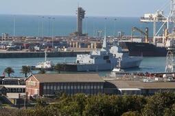 SAS Spioenkop F-147 - entering Port Elizabeth harbour